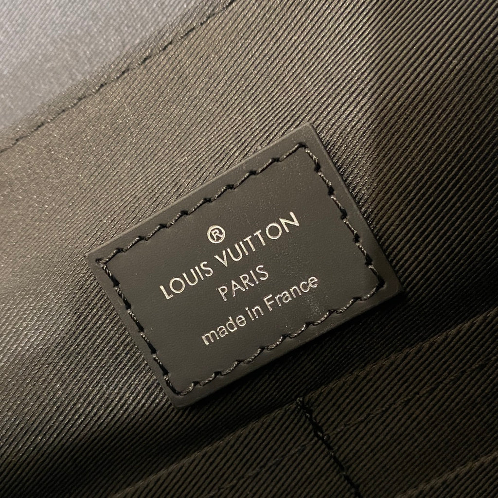 LV Messenger Explorer MM Shoulder Bag M40539