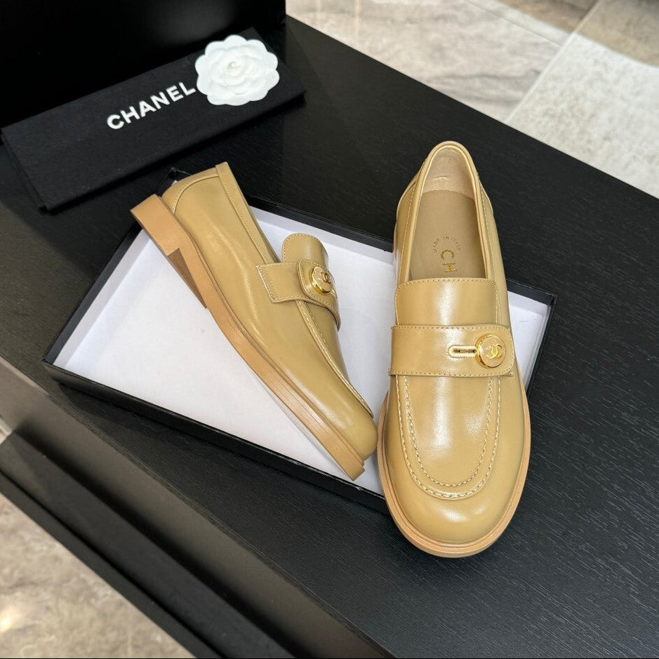 Chanel Timeless Loafer bege