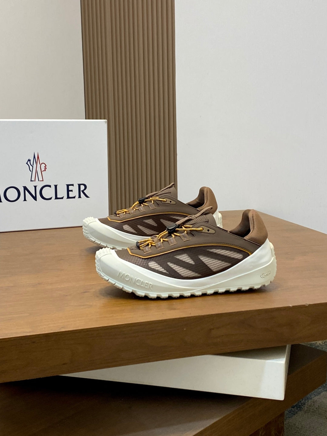 Tênis Moncler Trailgrip LP Marrom Taupe / Off White