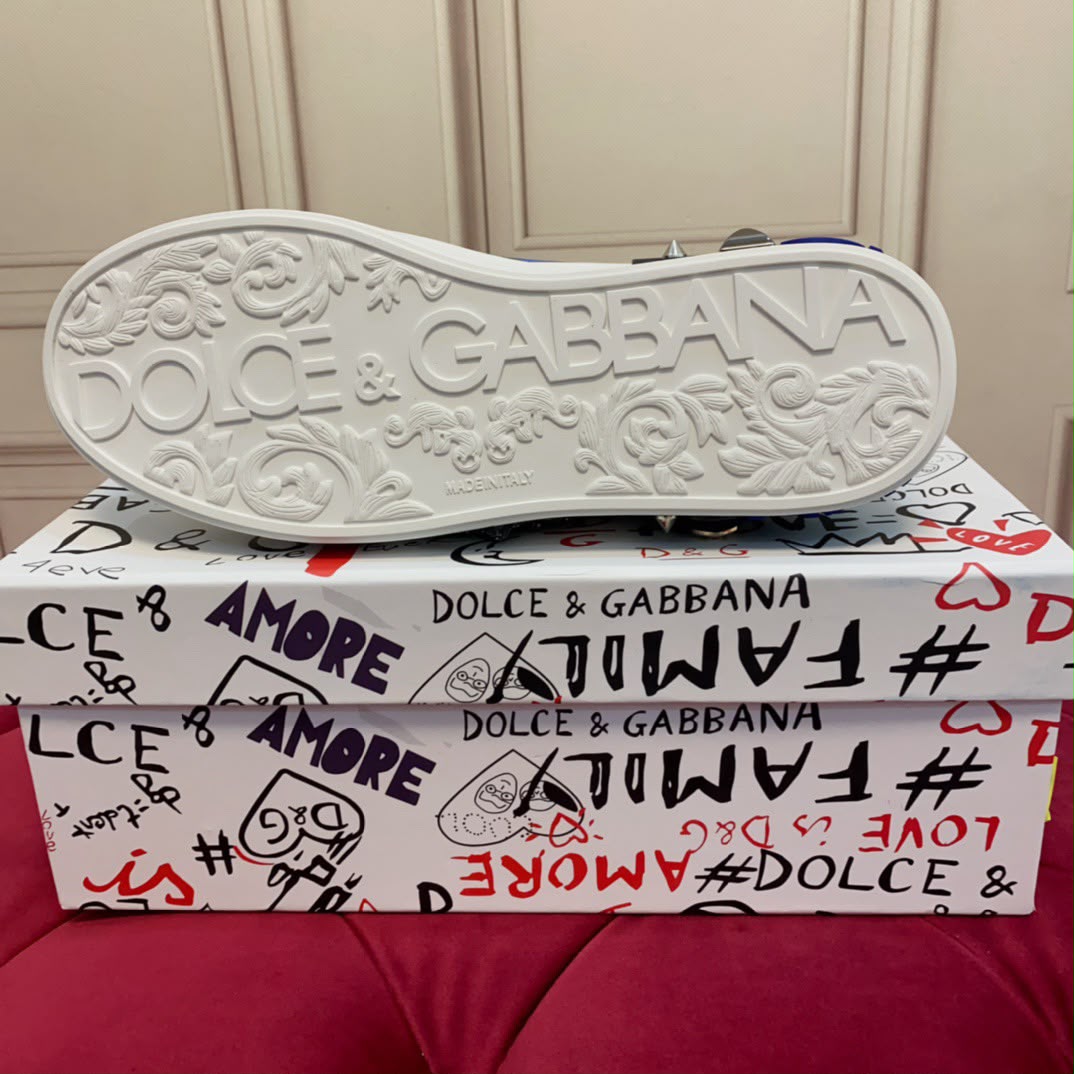 Dolce & Gabbana Portofino com Patch de Brasão e Estampa Graffiti.