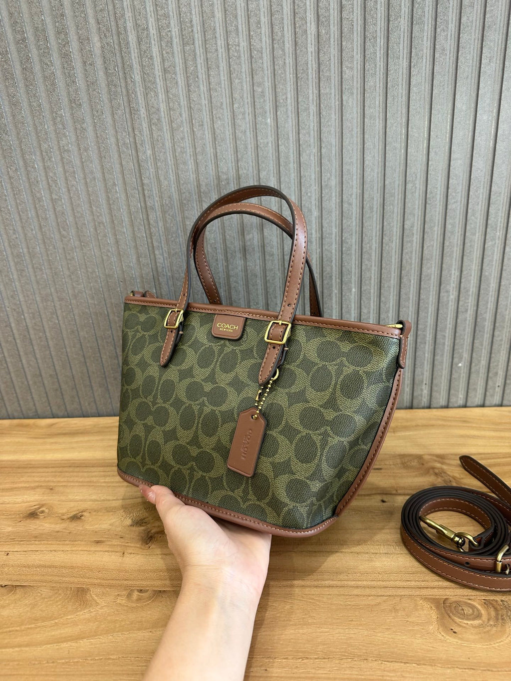 Coach Taxi Tote 21 Signature Green Ferragens Douradas