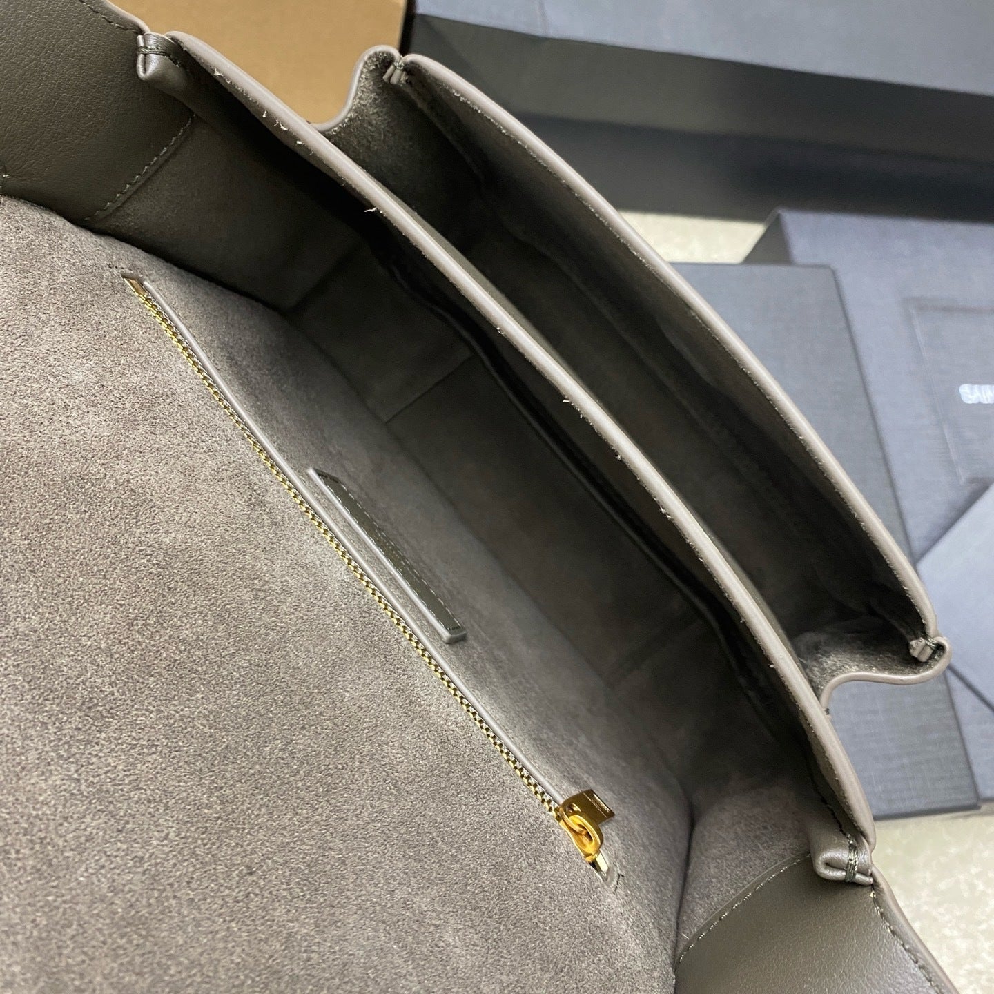 Saint Laurent Niki Saddle Shoulder Bag Taupe Ferragens Douradas