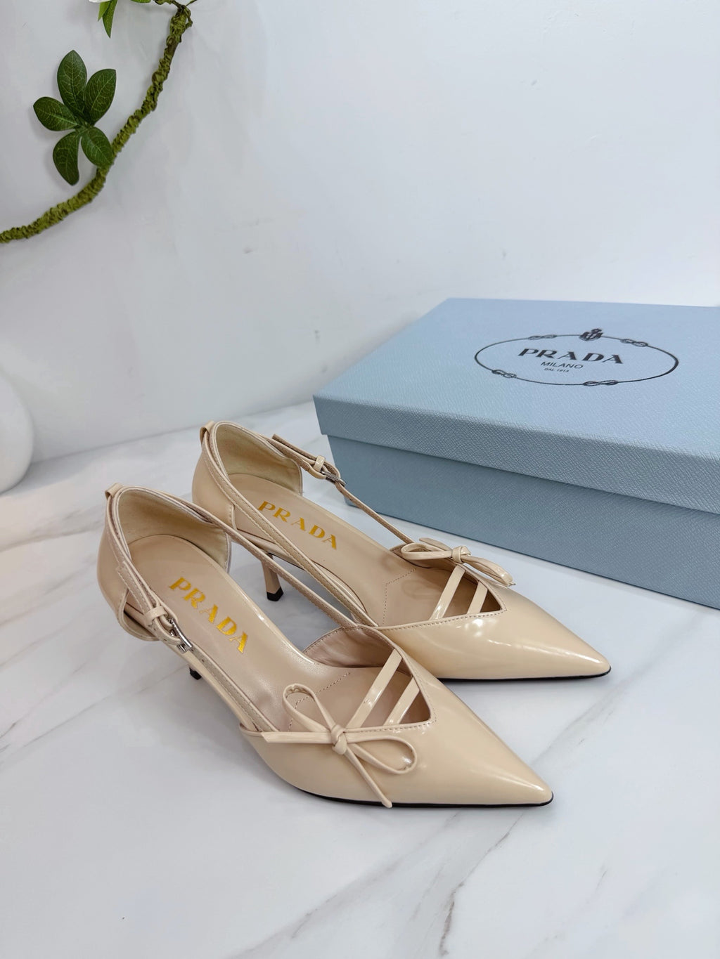 Prada Scarpin Open-Side Em Couro Verniz Bege Com Laço. Salto 7,5 cm.