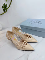 Prada Scarpin Open-Side Em Couro Verniz Bege Com Laço. Salto 7,5 cm.
