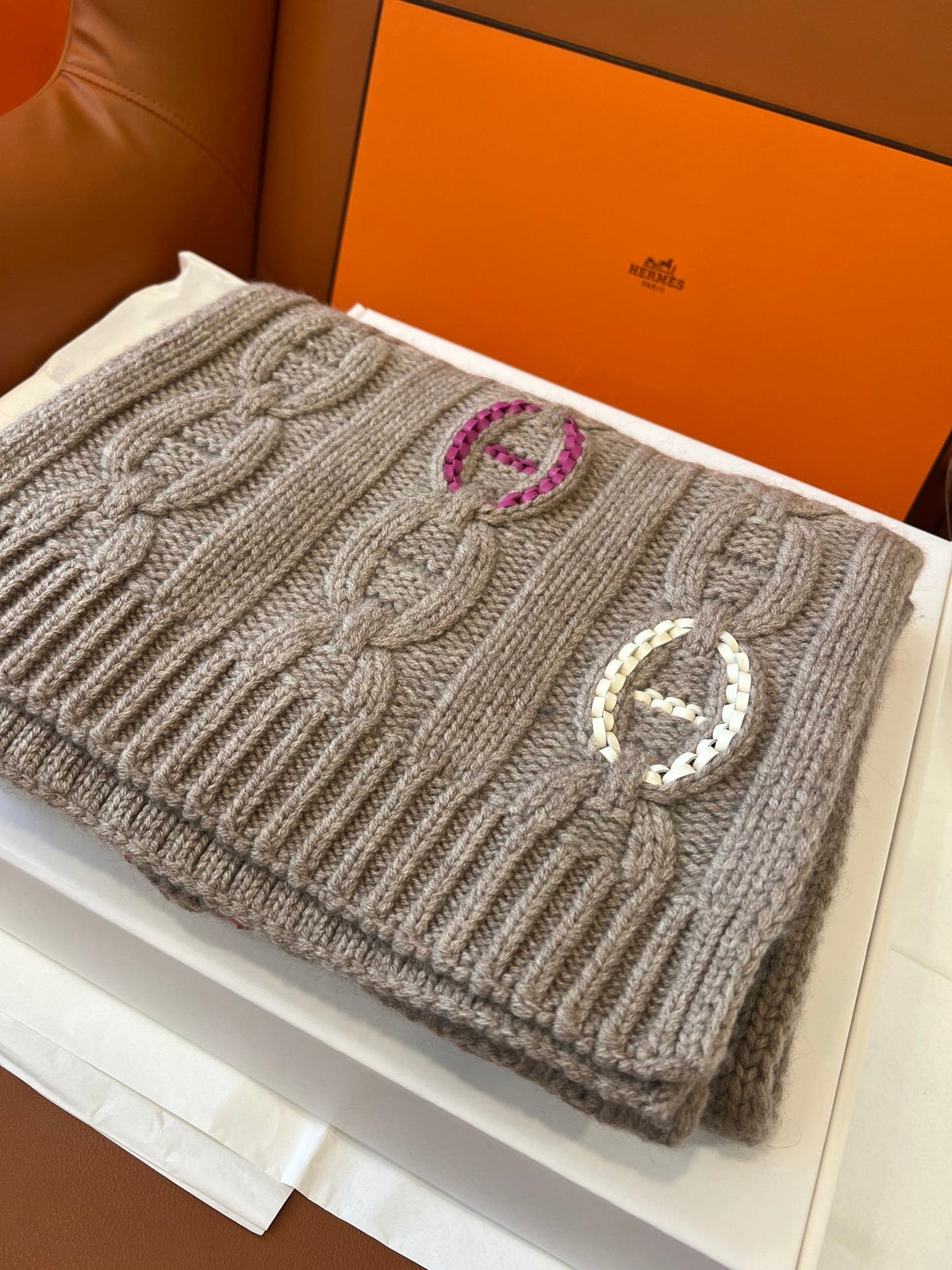 Cachecol Hermès Tri-Maillon Details Cuir Marrom-Claro