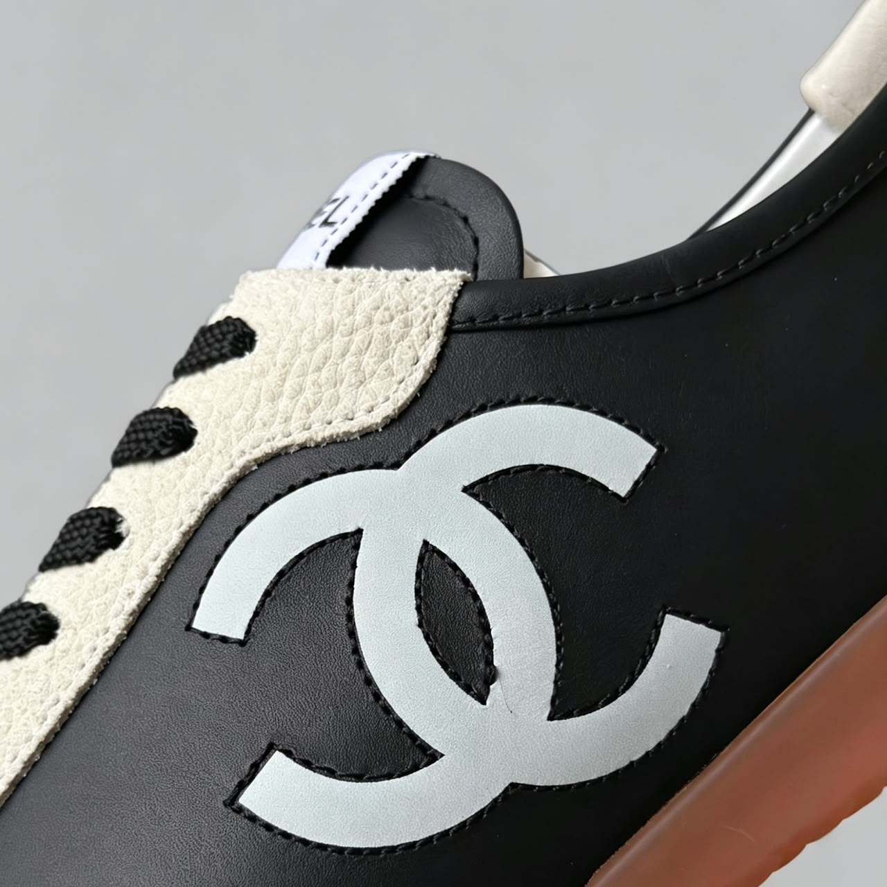 Chanel Calfskin & Embossed Suede Sneakers Marrom Claro