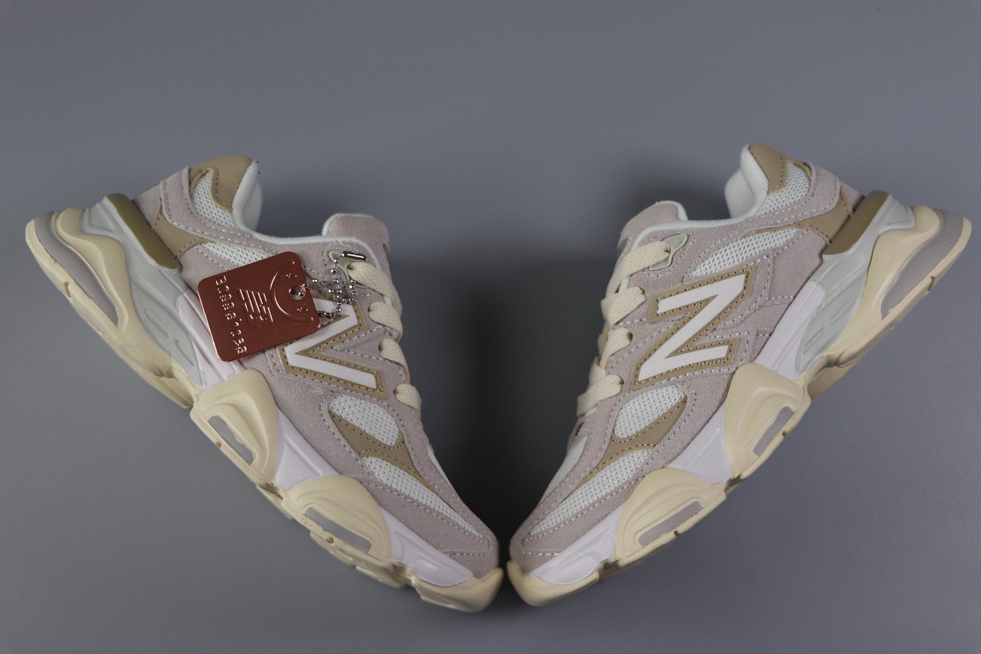 New Balance brown and white infantil