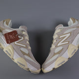 New Balance brown and white infantil.