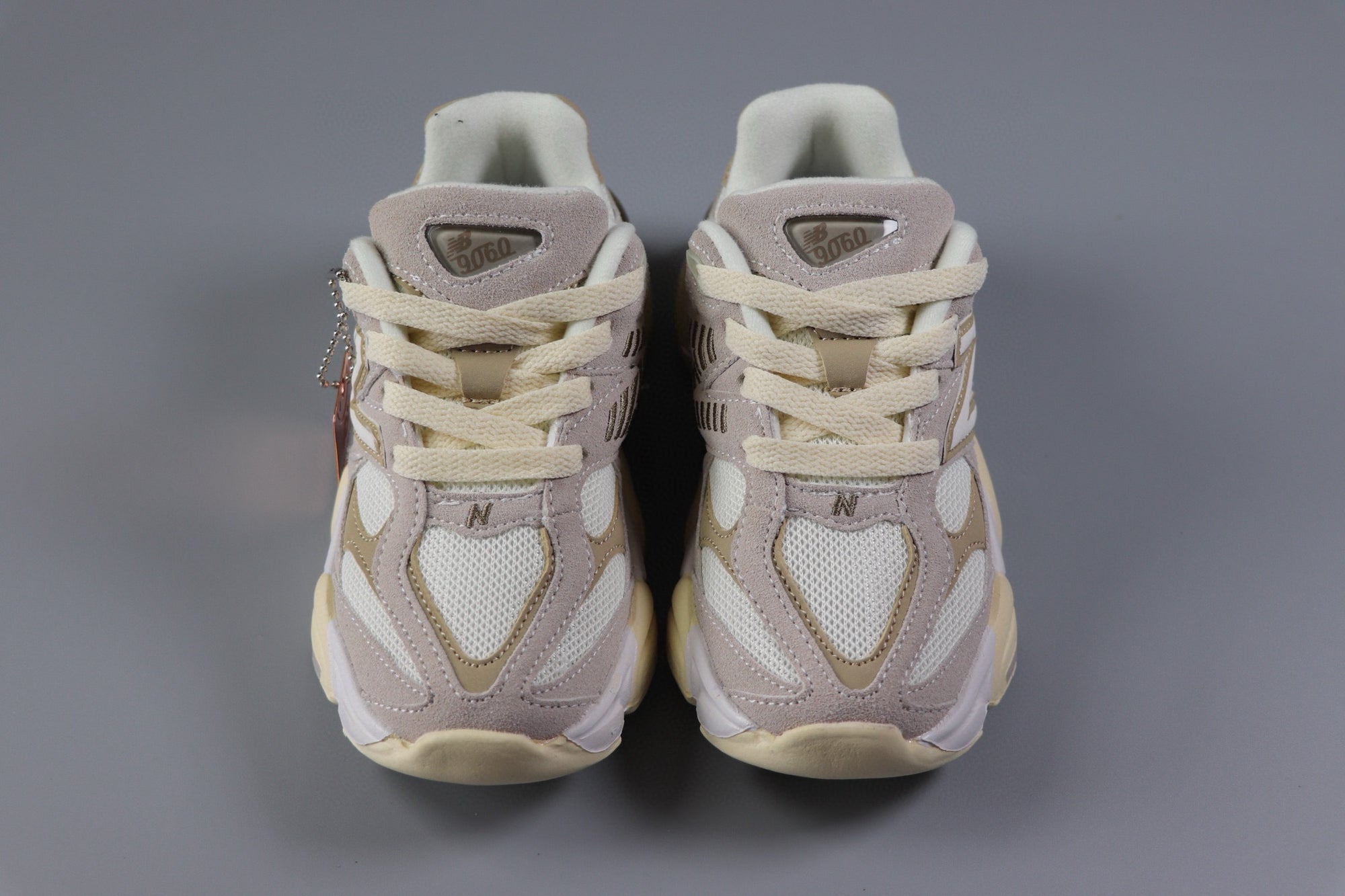 New Balance brown and white infantil