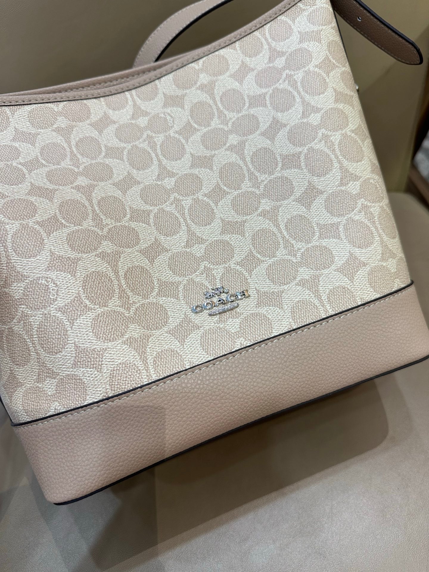 Coach Jude Duffle Bag em Signature Canvas Khaki Claro Ferragens Prata