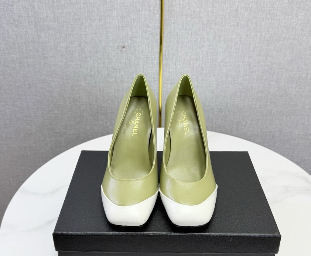 Chanel Square-Toe Cap-Toe Pumps in Olive Green & White Leather. Salto 9 cm.