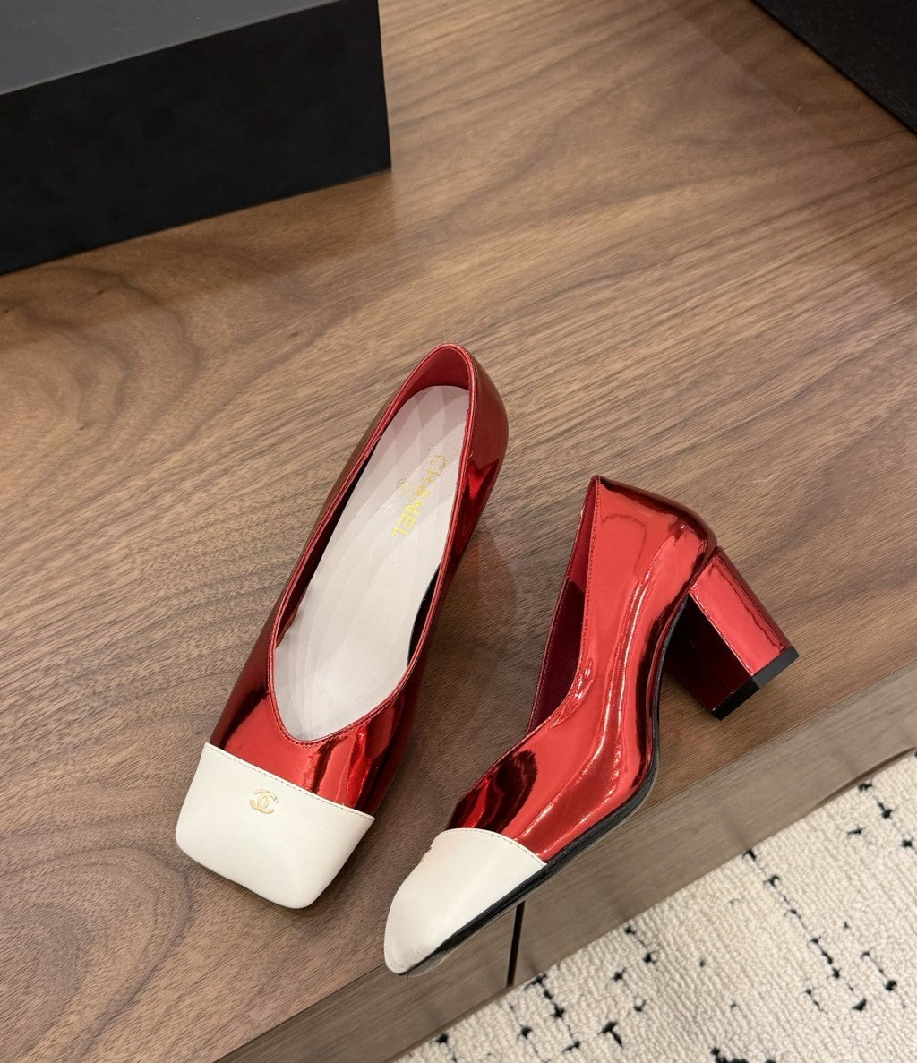 Chanel Cap-Toe Pump Vermelho metalizado e Branco. Salto 6,5 cm.