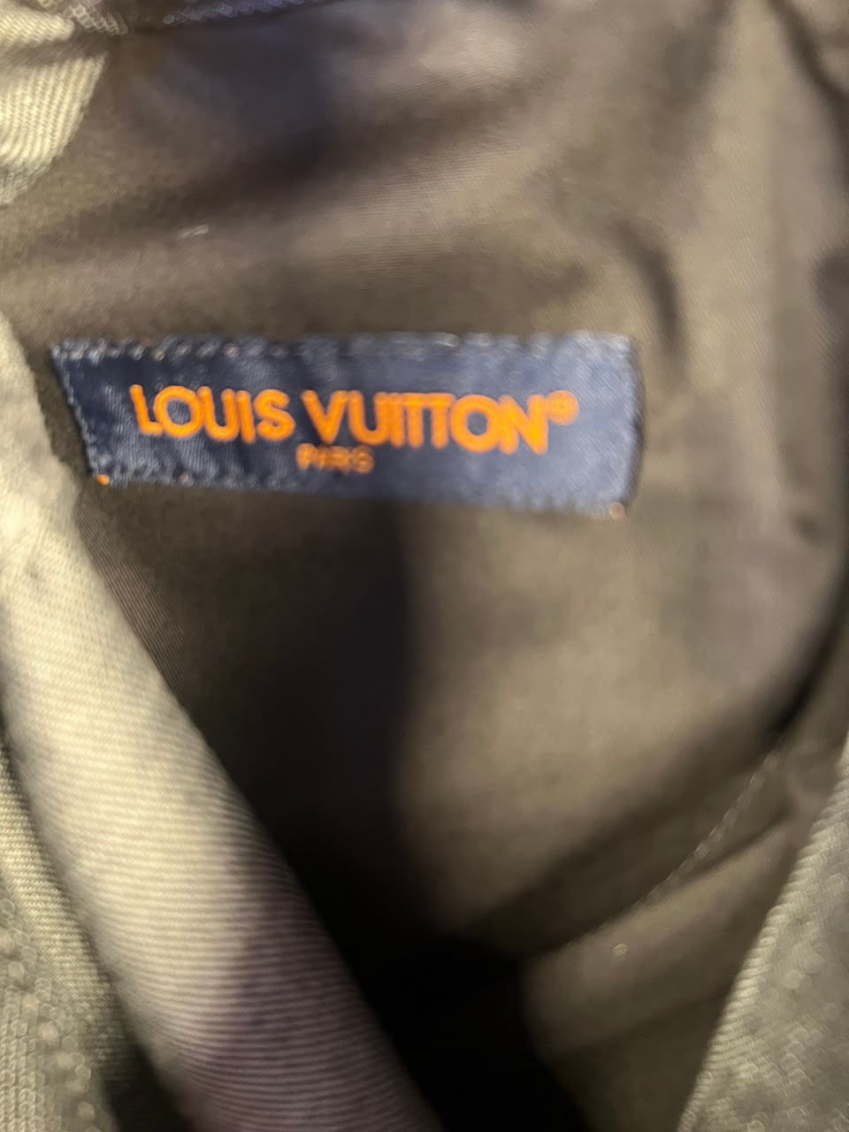 Short Louis Vuitton Utilitário em Jeans Bordado com Assinatura