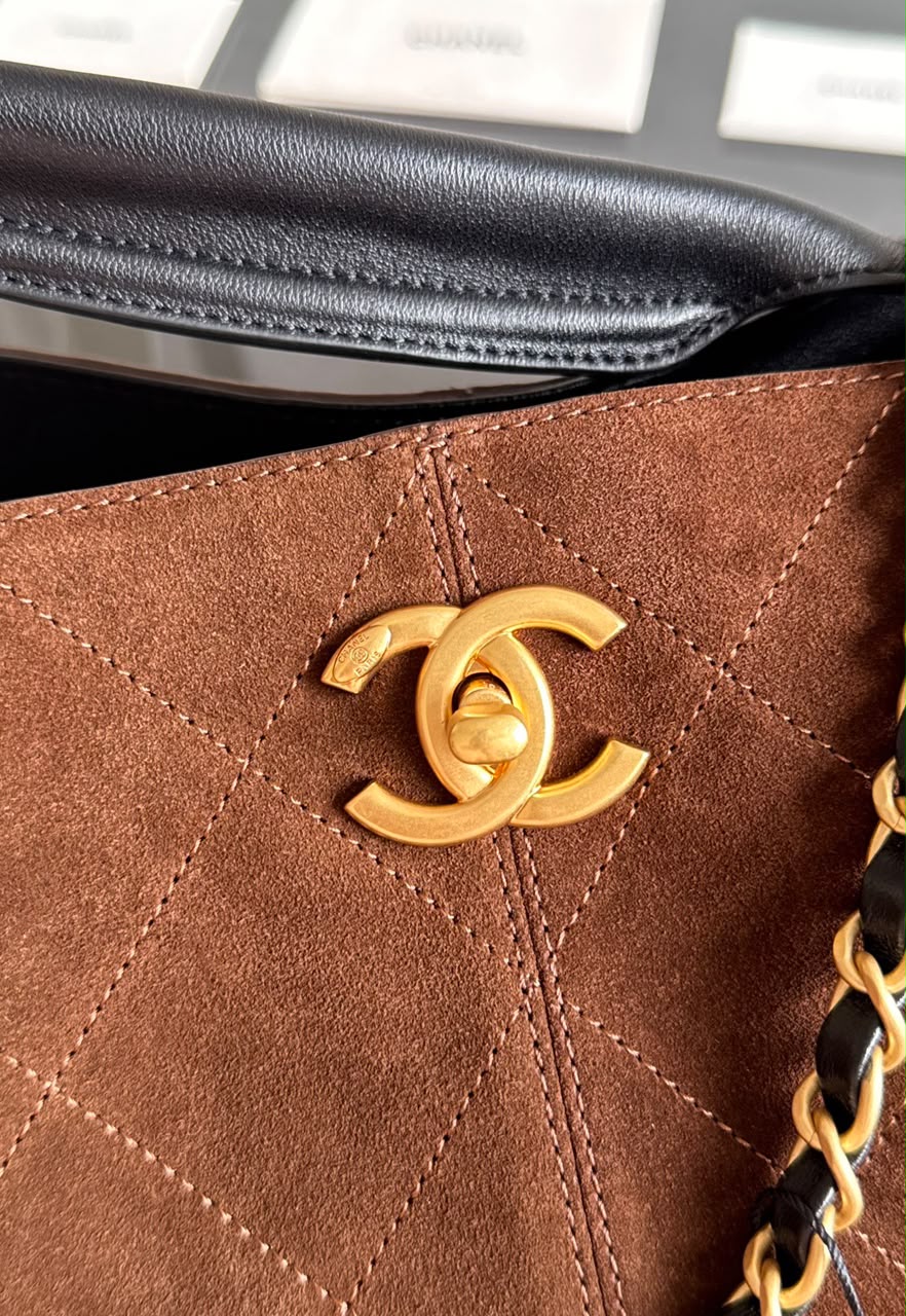 Chanel 35A Hobo Bag Matelassê Bicolor Marrom / Preto