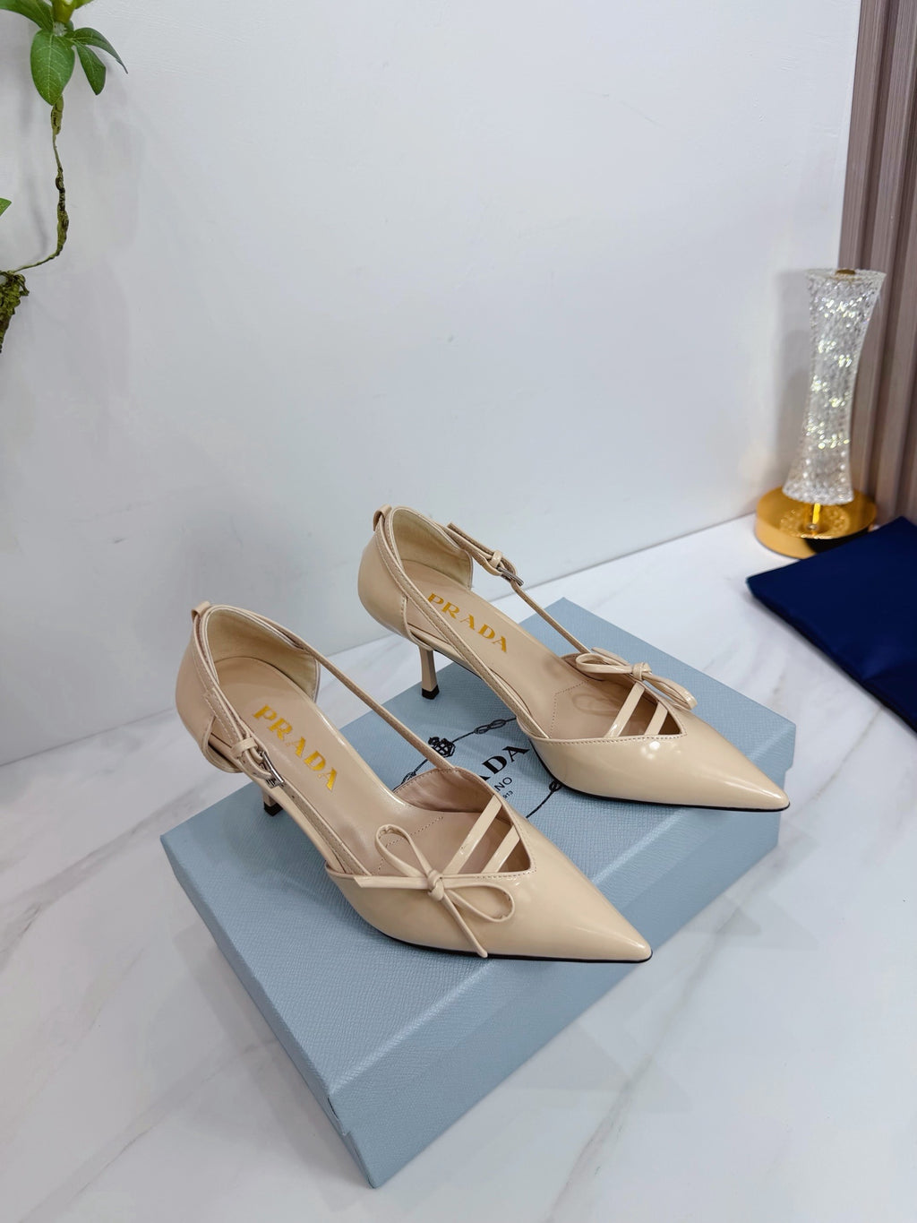 Prada Scarpin Open-Side Em Couro Verniz Bege Com Laço. Salto 7,5 cm.