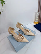 Prada Scarpin Open-Side Em Couro Verniz Bege Com Laço. Salto 7,5 cm.