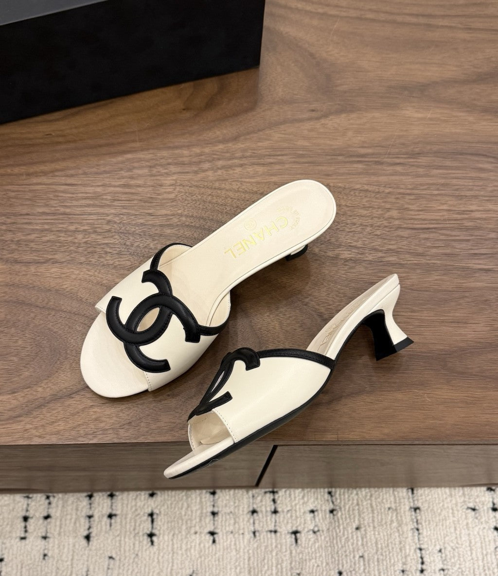 Chanel Interlocking CC Heeled Mules  Ivory & Black. Salto 5 cm.