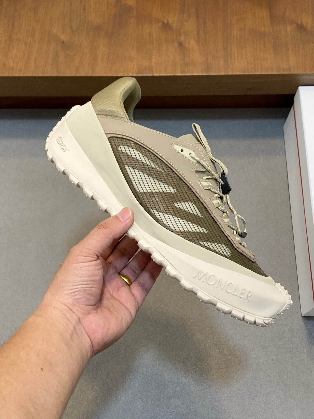 Tênis Moncler Trailgrip LP Bege Areia Com Verde Oliva