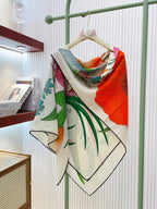 Lenço Hermès Carré 90 "Bouquet Final" Cor Off-White / Vermelho-Vermelhão / Verde