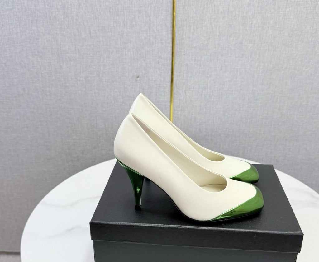 Chanel Square-Toe Cap-Toe Pumps in White & Metallic Green Leather. Salto 9 cm.