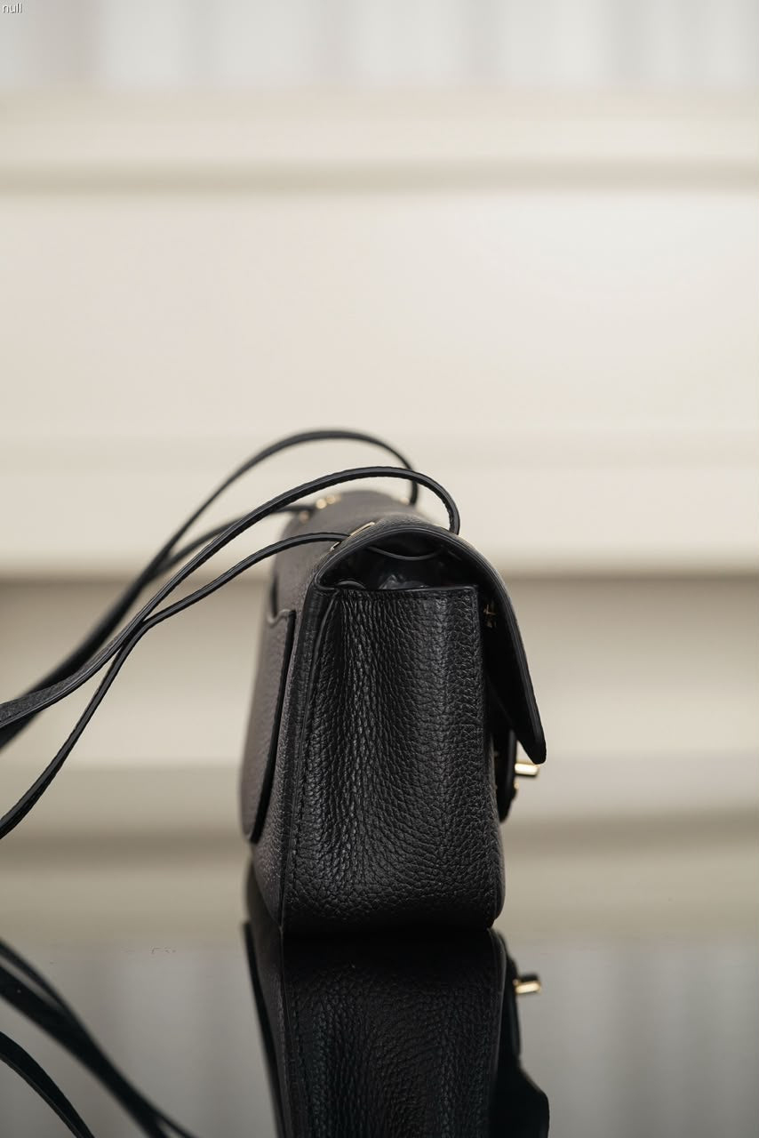 Chanel Maxi Souplissimo Flap Bag Black Ferragens Douradas