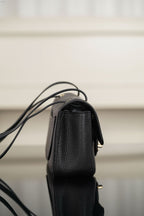 Chanel Maxi Souplissimo Flap Bag Black Ferragens Douradas