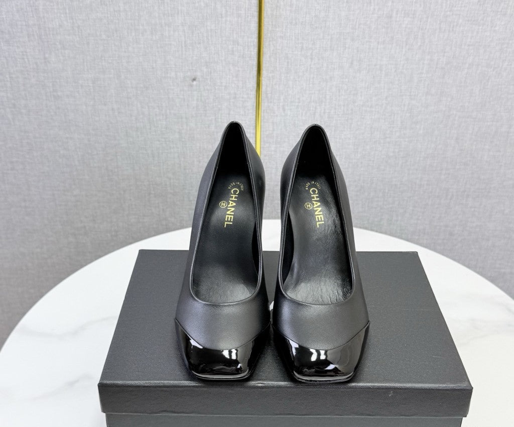 Chanel Square-Toe Cap-Toe Pumps in Black Leather. Salto 9 cm.