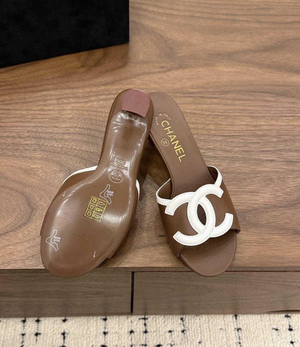 Chanel Interlocking CC Heeled Mules Brown & White. Salto 5 cm.