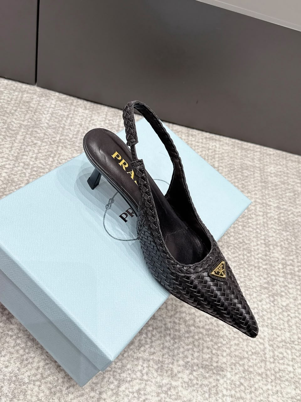 Prada Salto Slingback em Couro Trançado
