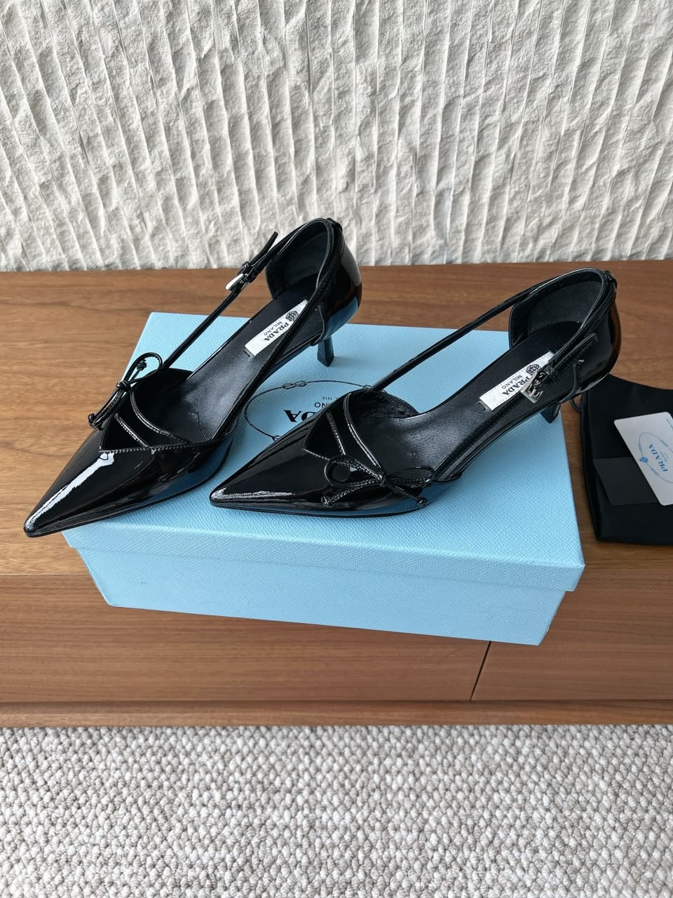 Prada Scarpin Open-Side Em Couro Verniz Preto Com Laço. Salto 7,5 cm.