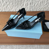 Prada Scarpin Open-Side Em Couro Verniz Preto Com Laço. Salto 7,5 cm.