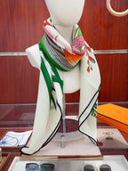 Lenço Hermès Carré 90 "Bouquet Final" Cor Off-White / Vermelho-Vermelhão / Verde