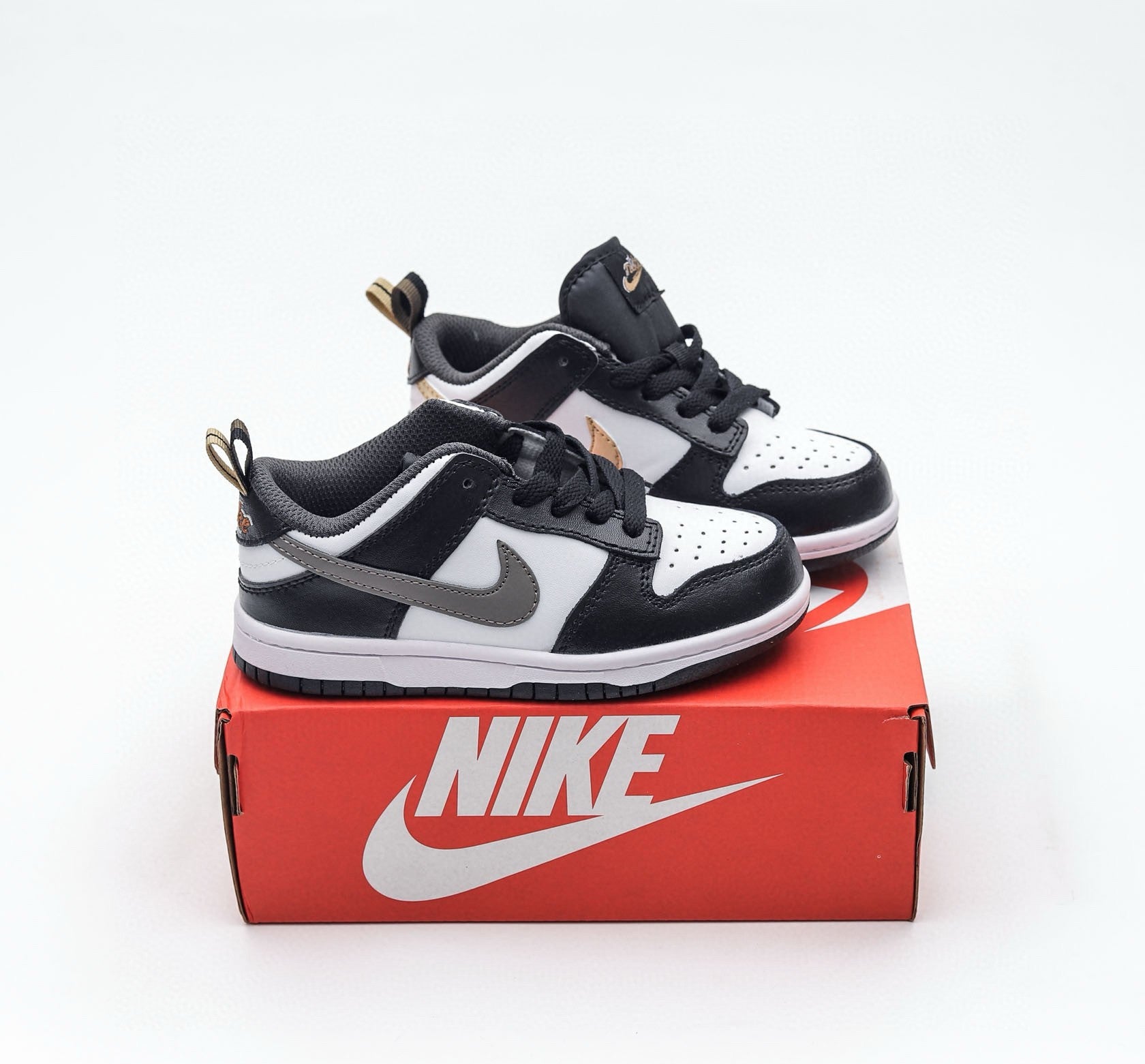 Nike Dunk Low SE GS "Pull Tab" (Black/White Metallic) Infantil
