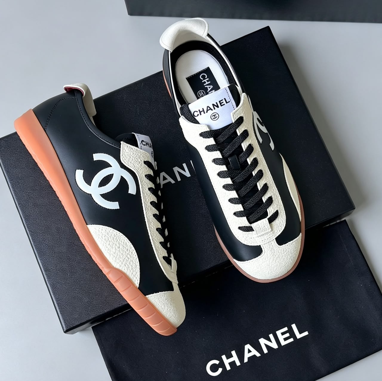 Chanel Calfskin & Embossed Suede Sneakers Marrom Claro