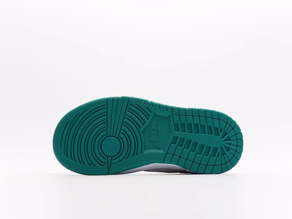 Nike SB Dunk Low Sean Cliver Holiday Special Infantil