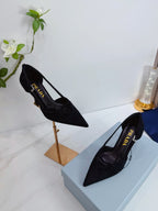 Prada Scarpin Open-Side Em Couro Camurça Preto Com Laço. Salto 7,5 cm.