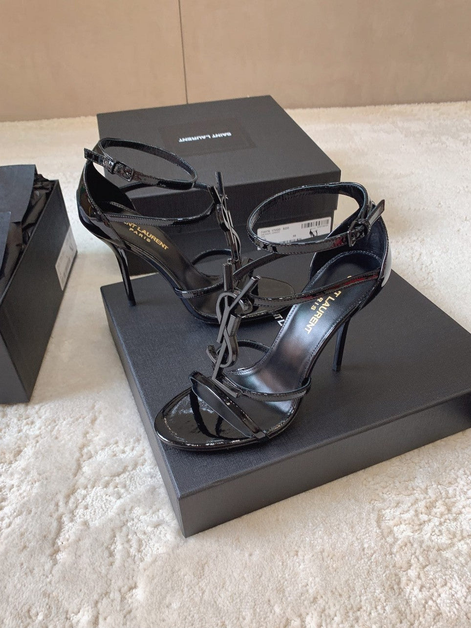 Saint Laurent Cassandra Sandal Couro Envernizado