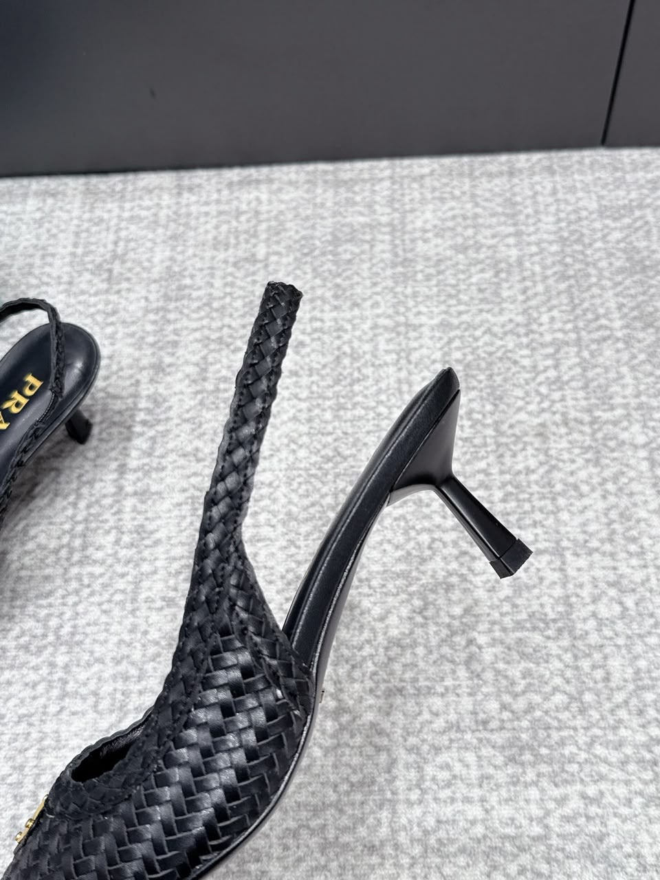 Prada Salto Slingback em Couro Trançado