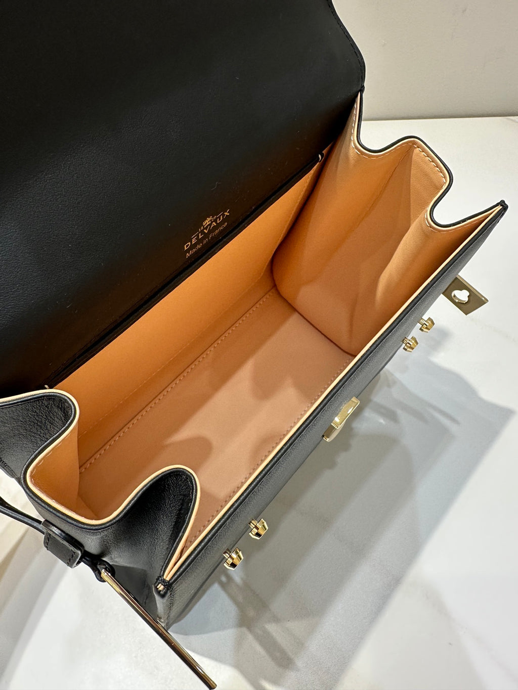 Delvaux Tempête MM Black Ferragens Douradas