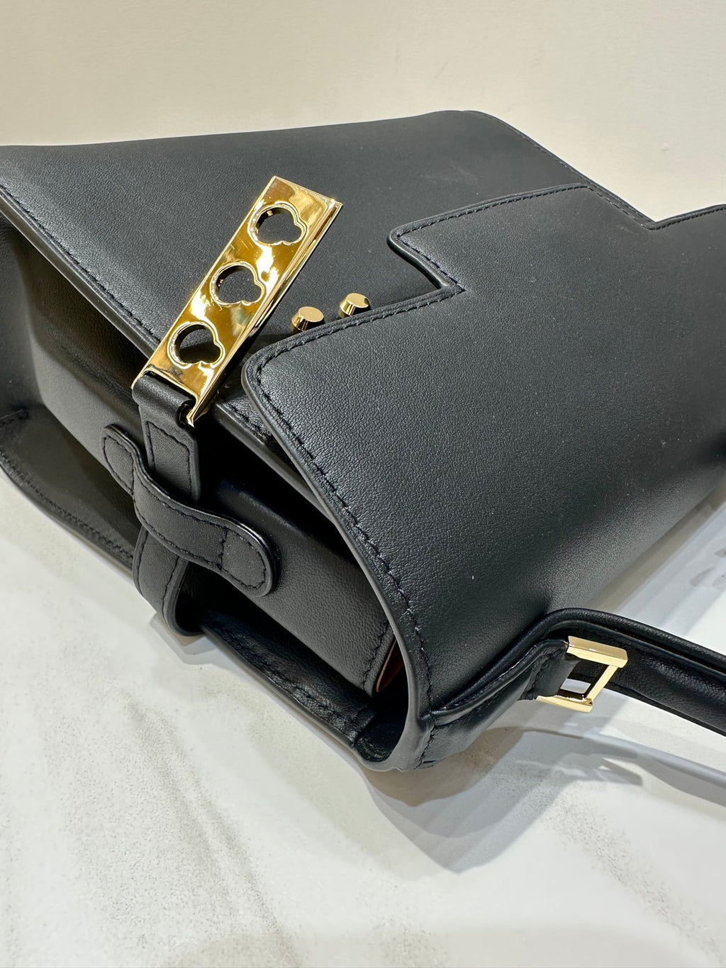 Delvaux Tempête MM Black Ferragens Douradas