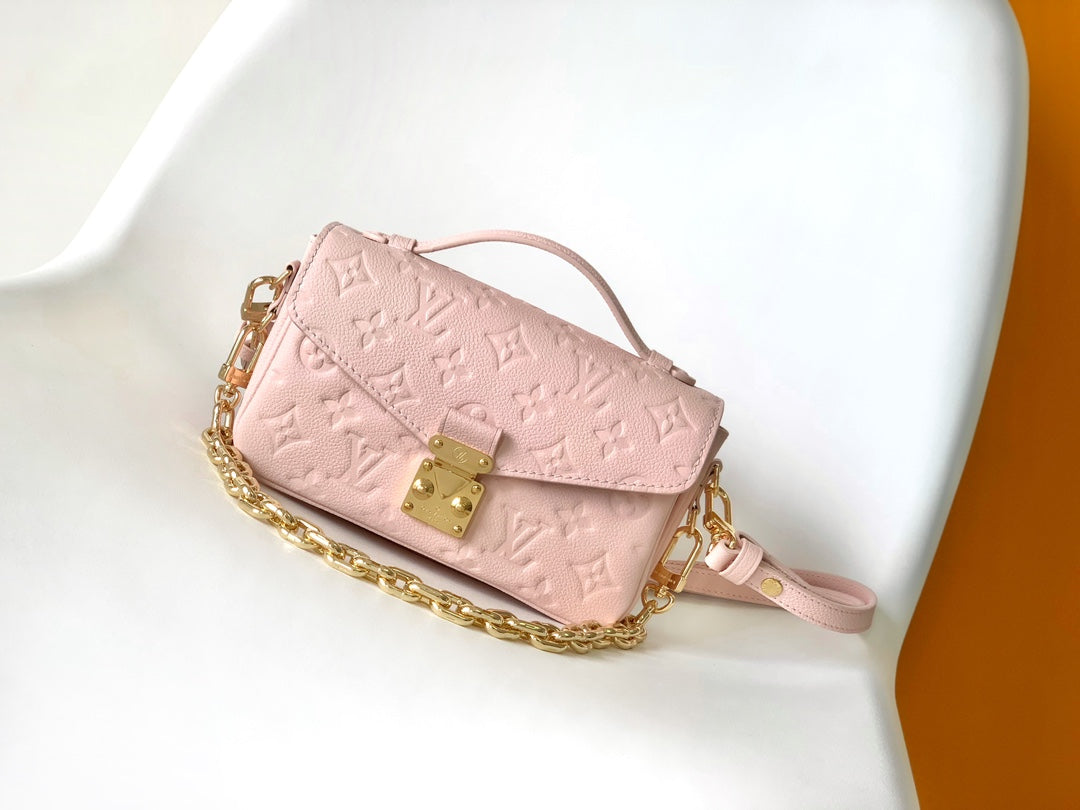 Pochette Métis East West Monogram Empreinte Pink Opale