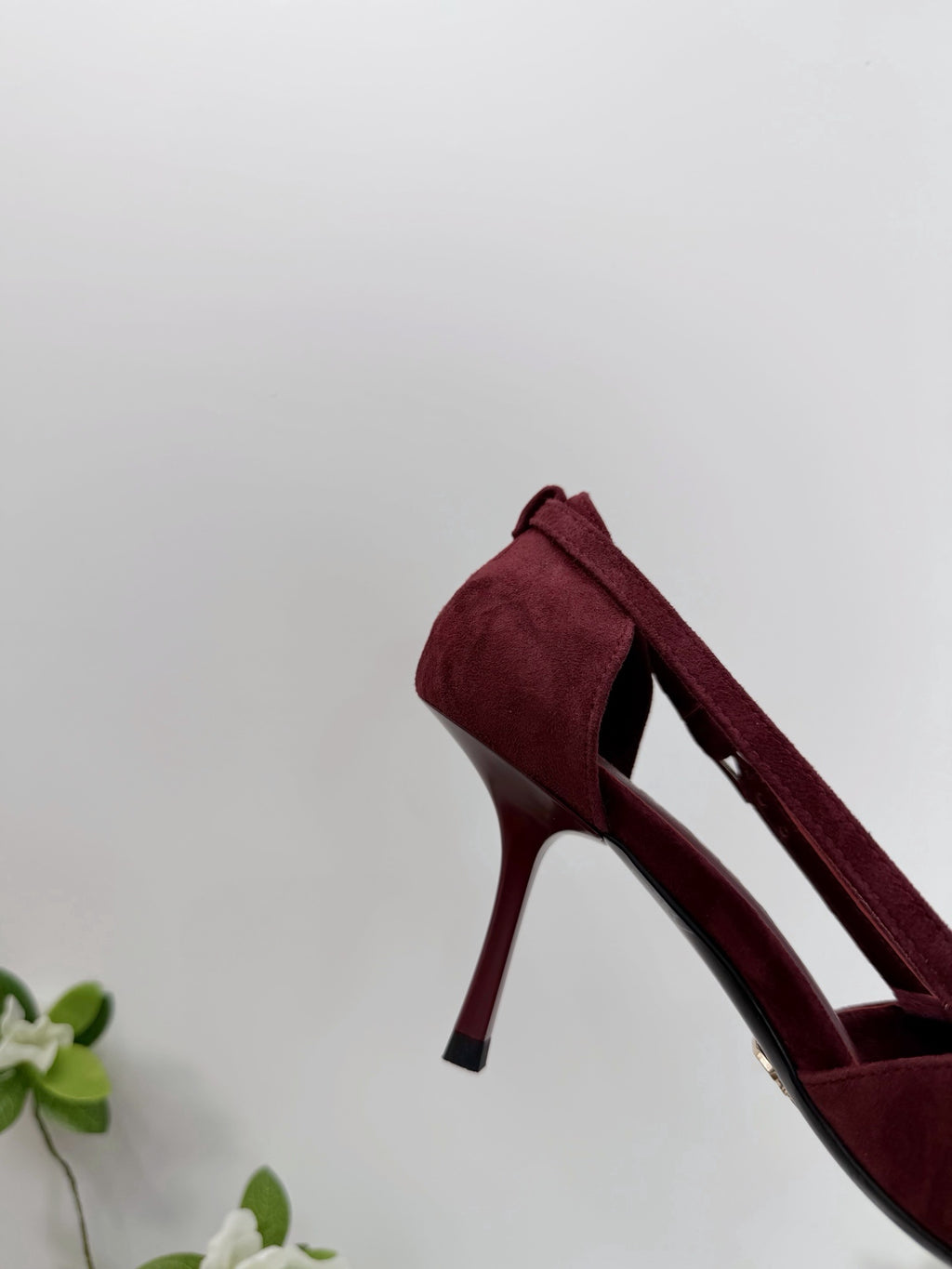 Prada Scarpin Open-Side Em Couro Camurça Vinho Com Laço. Salto 7,5 cm.