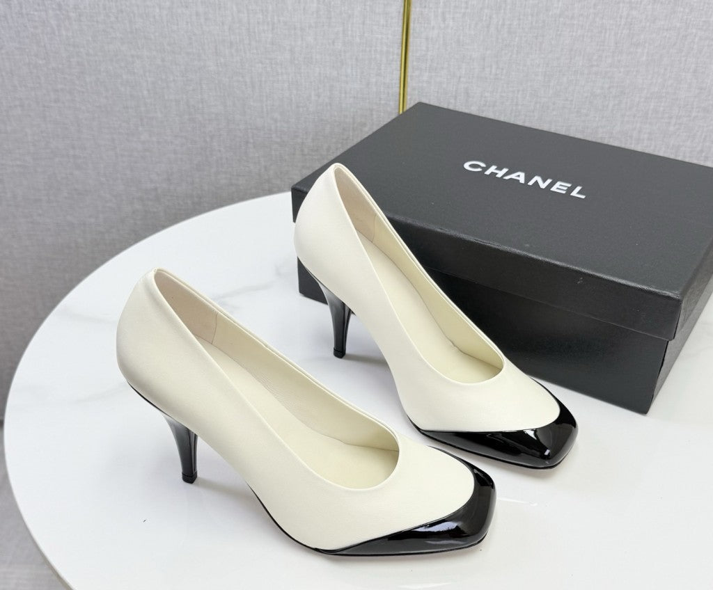 Chanel Square-Toe Cap-Toe Pumps in White. & Black Leather. Salto 9 cm.