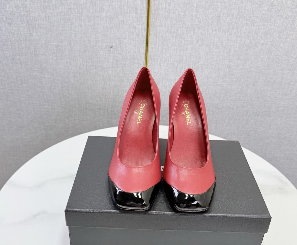 Chanel Square-Toe Cap-Toe Pumps in Red &  Black Leather. Salto 9 cm.