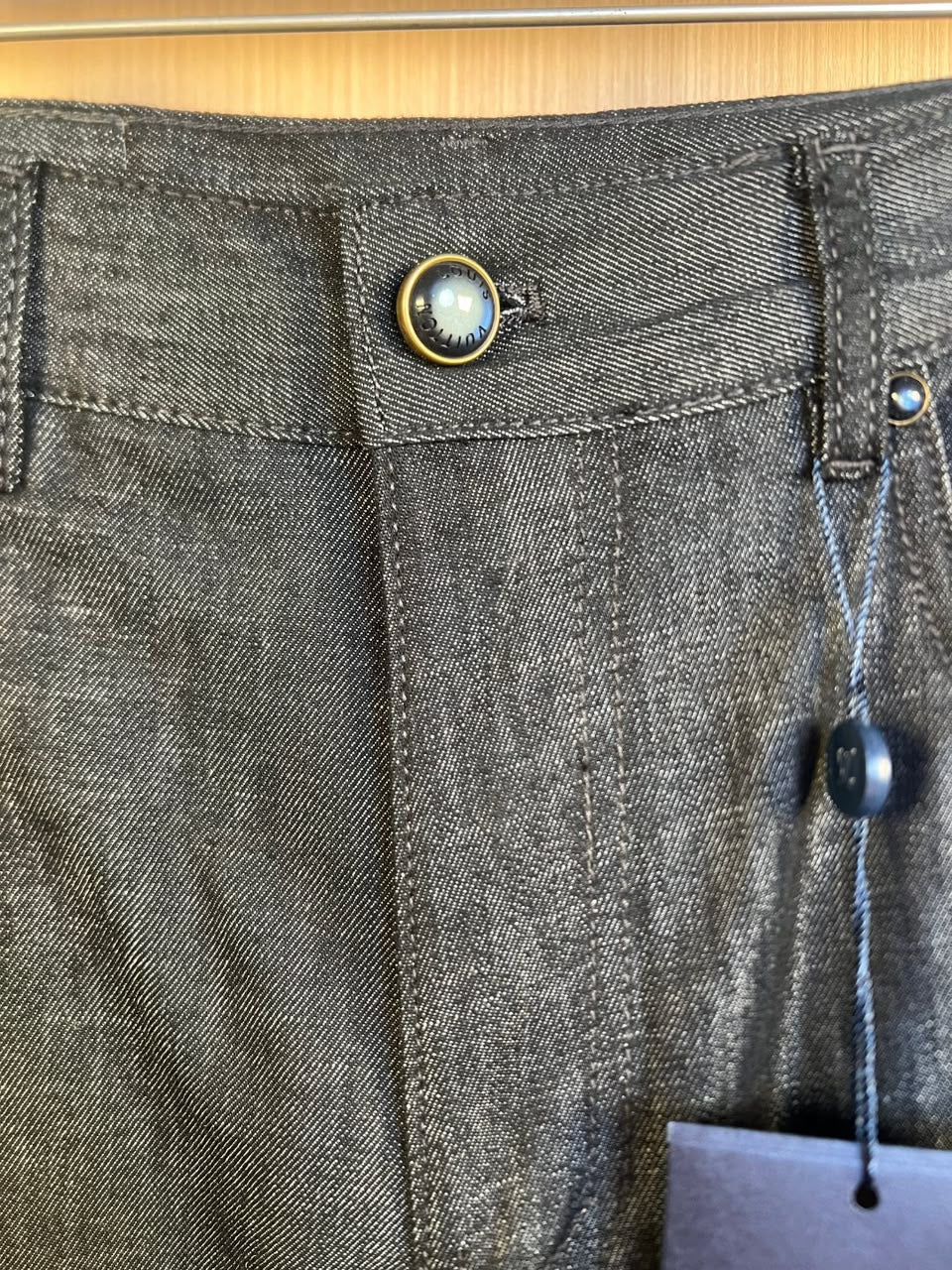 Short Louis Vuitton Utilitário em Jeans Bordado com Assinatura