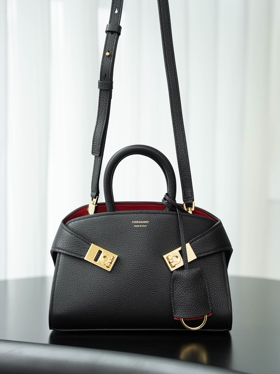 Bolsa Tote Ferragamo Hug Black Red