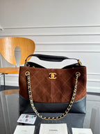 Chanel 35A Hobo Bag Matelassê Bicolor Marrom / Preto