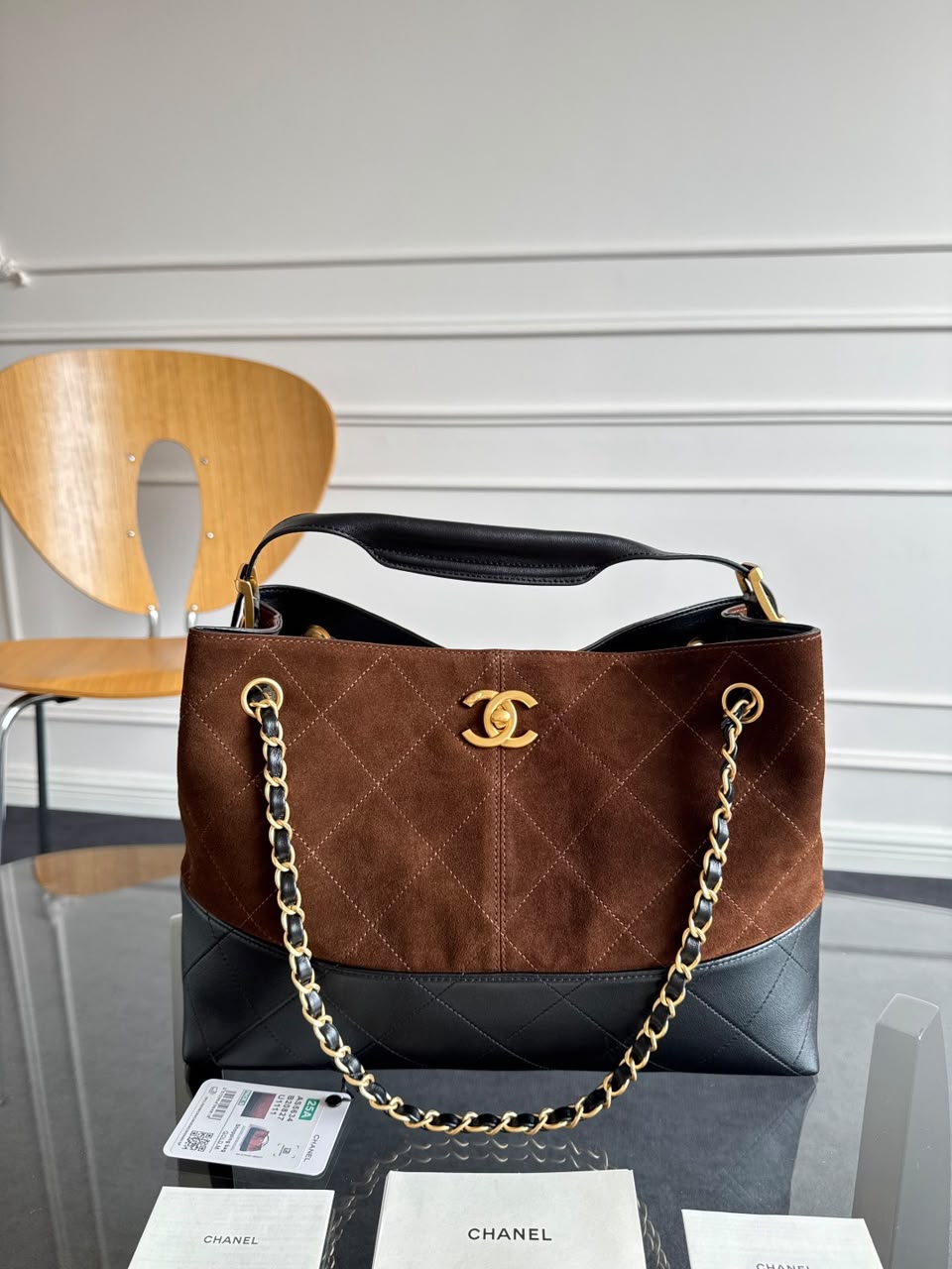 Chanel 35A Hobo Bag Matelassê Bicolor Marrom / Preto