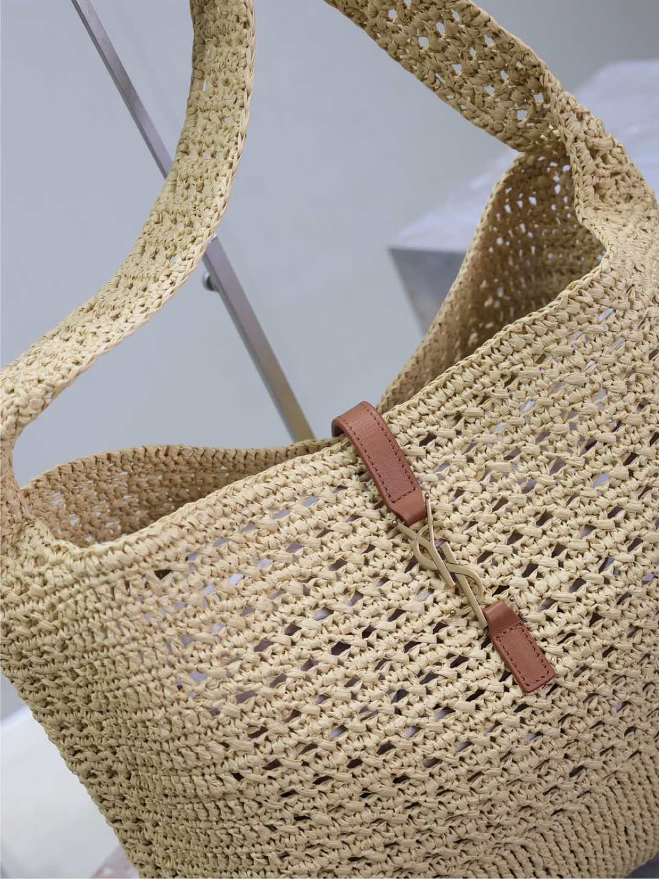 Bolsa Saint Laurent  Le 5 À 7 Supple Grande em Ráfia