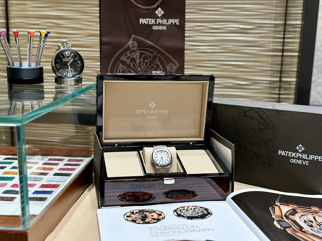 Relógio Patek Philippe Nautilus White Dial